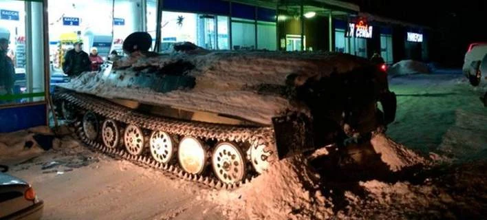 Ρωσία: Εκλεψε τανκ και το έριξε σε σούπερ μάρκετ – Επειδή βαριόταν!